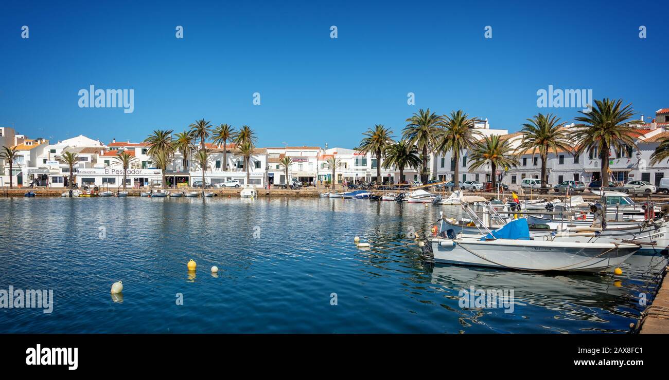 Puerto pesquero de Fornells en Menorca, Islas Baleares, España Foto de stock
