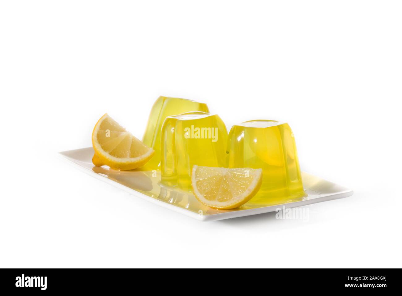 Jaleas de limón en plato blanco aislado sobre fondo blanco Foto de stock