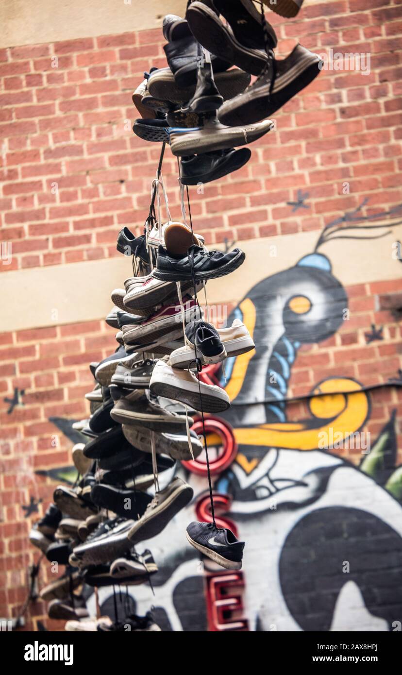 Encantador Chip Factura Zapatos para colgar en una línea. En AC/DC Lane en Melbourne, Vic, Australia Fotografía de stock - Alamy Encantador Chip Factura Zapatos para colgar en una línea. En AC/DC Lane en Melbourne, Vic, Australia Fotografía de stock - Alamy