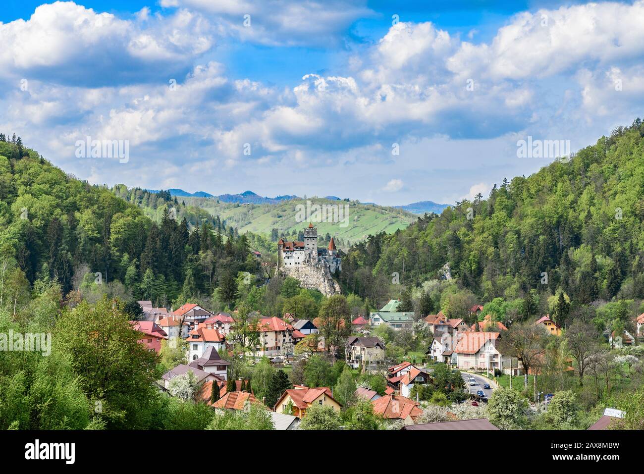 Paisaje con el castillo de Bran en la temporada de primavera, referencia de Brasov, Transilvania, Rumania Foto de stock