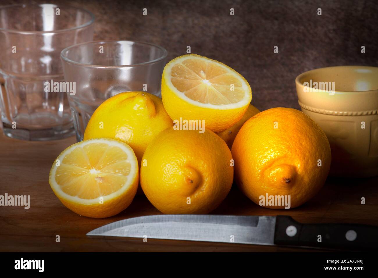 vida de estil de limón en deskcon muchos cambios en la foto, como diferentes objetos y diferentes luces, todo el estudio tiro Foto de stock