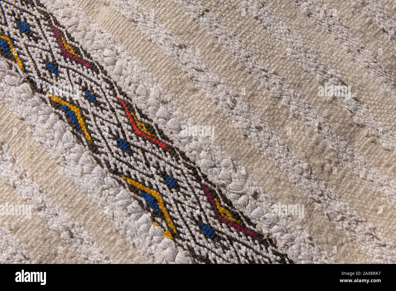 Detalle de cojín marroquí con diseño bereber tradicional. Cerrar imagen de textura de fondo. Foto de stock