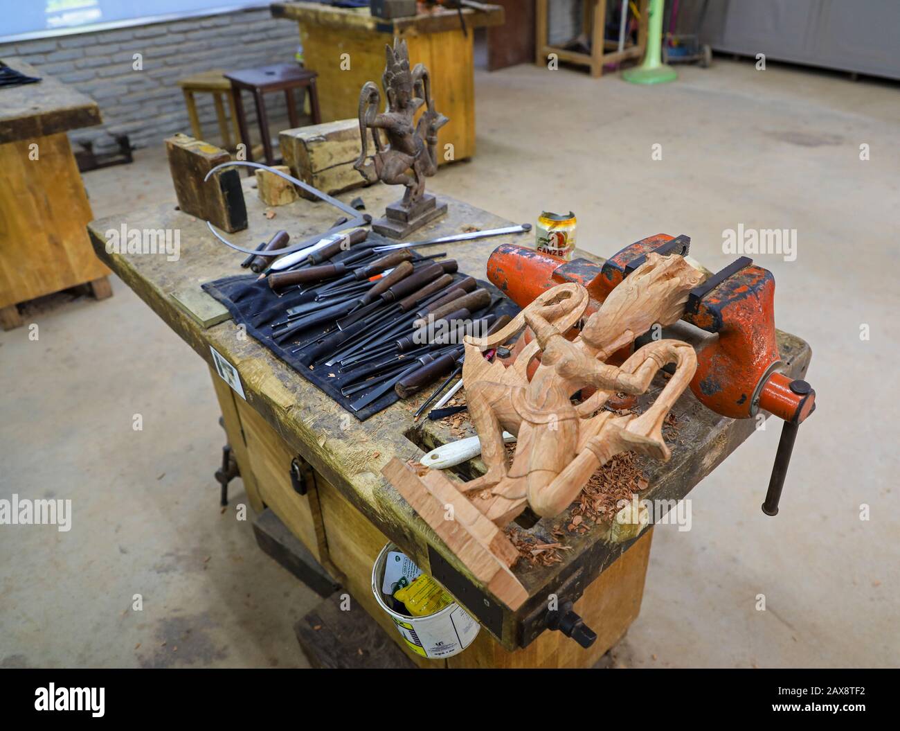 Herramientas que incluyen cinceles y calibres en el taller De Artesanos de Angkor, Siem Reap, Camboya Foto de stock
