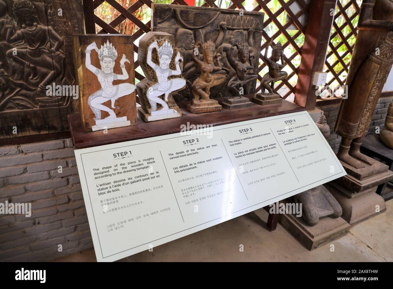 Una exhibición que muestra las diferentes etapas o pasos de cómo hacer una estatua de madera en los talleres De Los Artesanos de Angkor, Siem Reap, Camboya Foto de stock