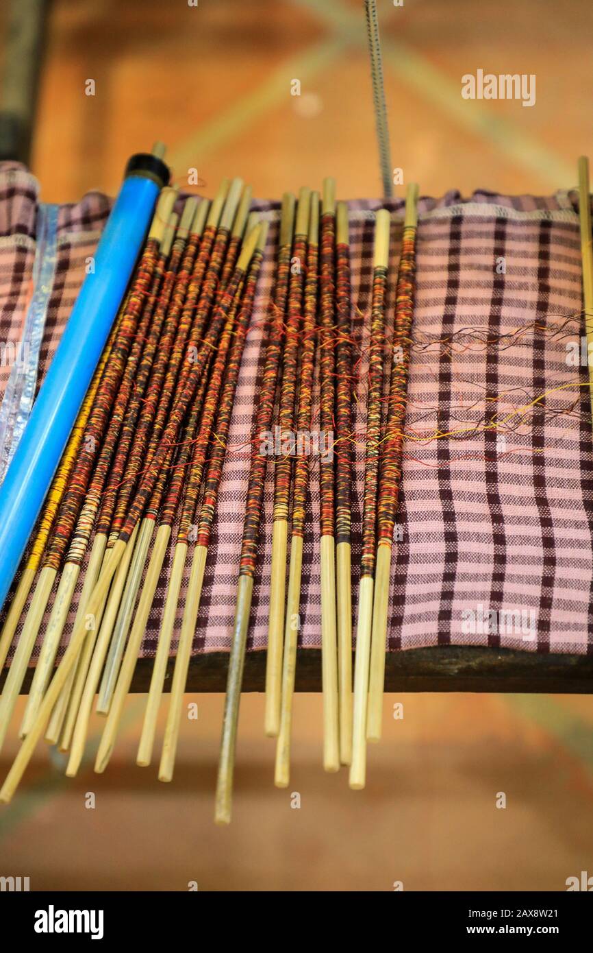 Bobbins de seda listos para tejer en los talleres De Artesanos Dangkor, un taller cooperativo de trabajadores, Camboya, Asia Sudoriental Foto de stock