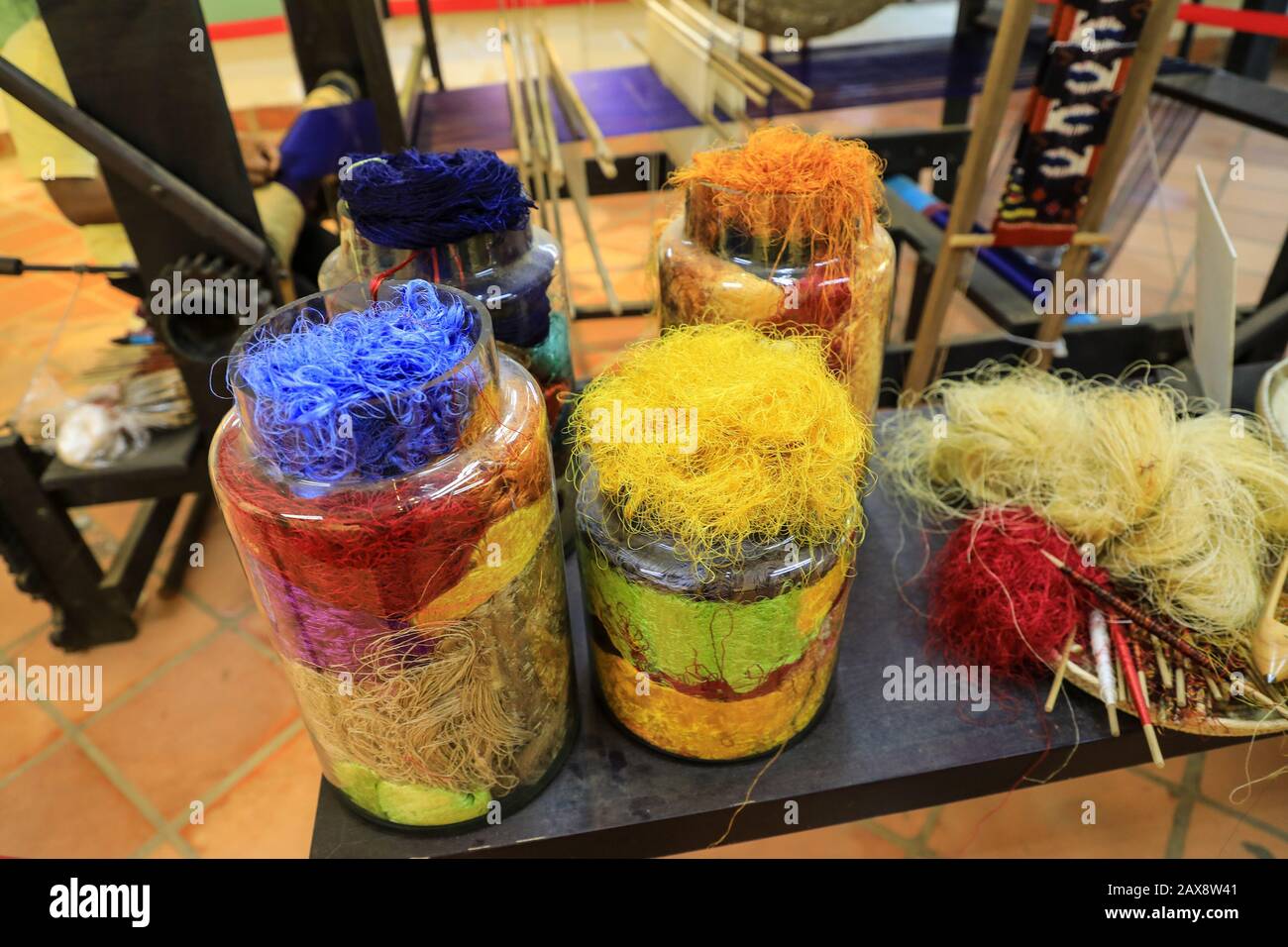 Tarros de seda colorida listos para tejer en los talleres De Los Artesanos de Angkor, un taller cooperativo de trabajadores, Siem Reap, Camboya Foto de stock