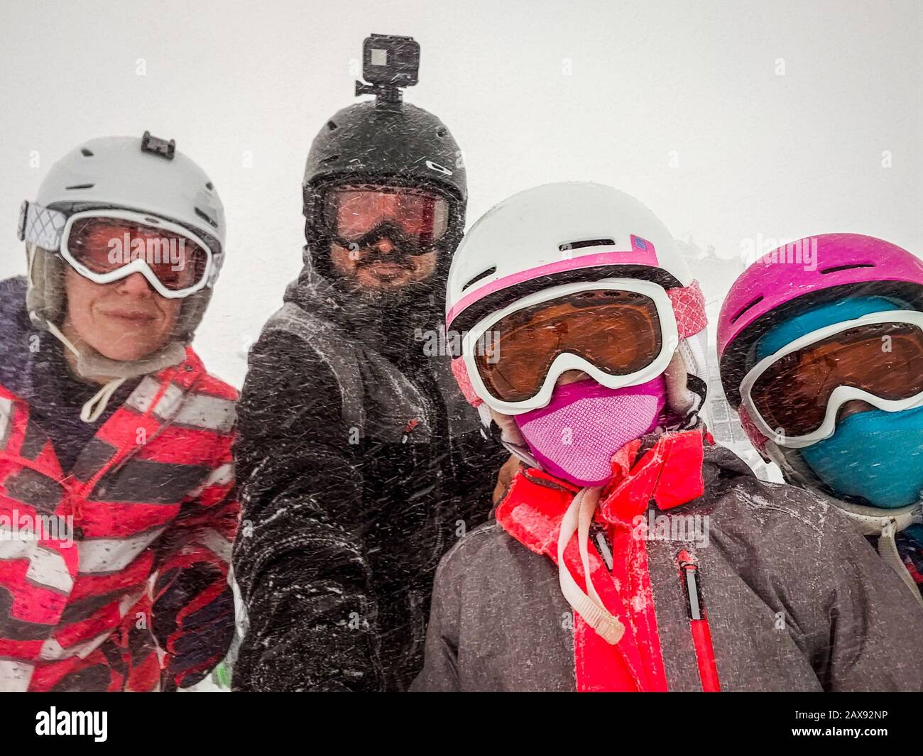 Niños con gafas de esquiar fotografías e imágenes de alta resolución - Alamy