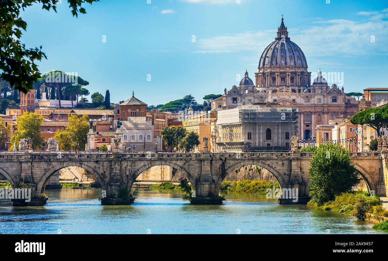Vista al otro lado del Tíber a la Basílica de San Pedro desde el puente Angel en Roma Lazio Italia Foto de stock
