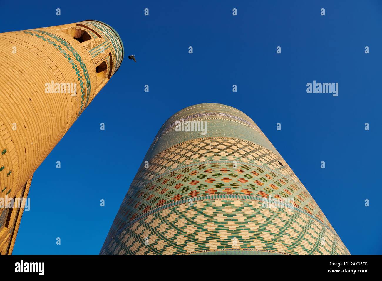 Detalle del patrón de azulejos del minarete menor de Kalta, Itchan-Kala, Khiva, Uzbekistán, Asia Central Foto de stock