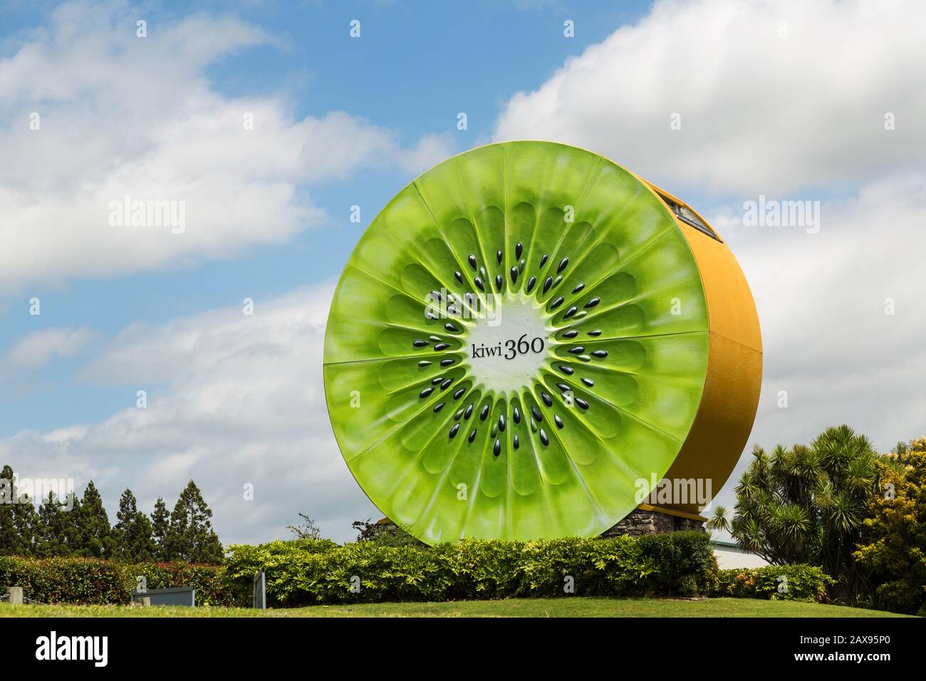 Kiwi fruit 360 señal de fábrica, Te Puke, Isla del Norte, Nueva Zelanda Foto de stock