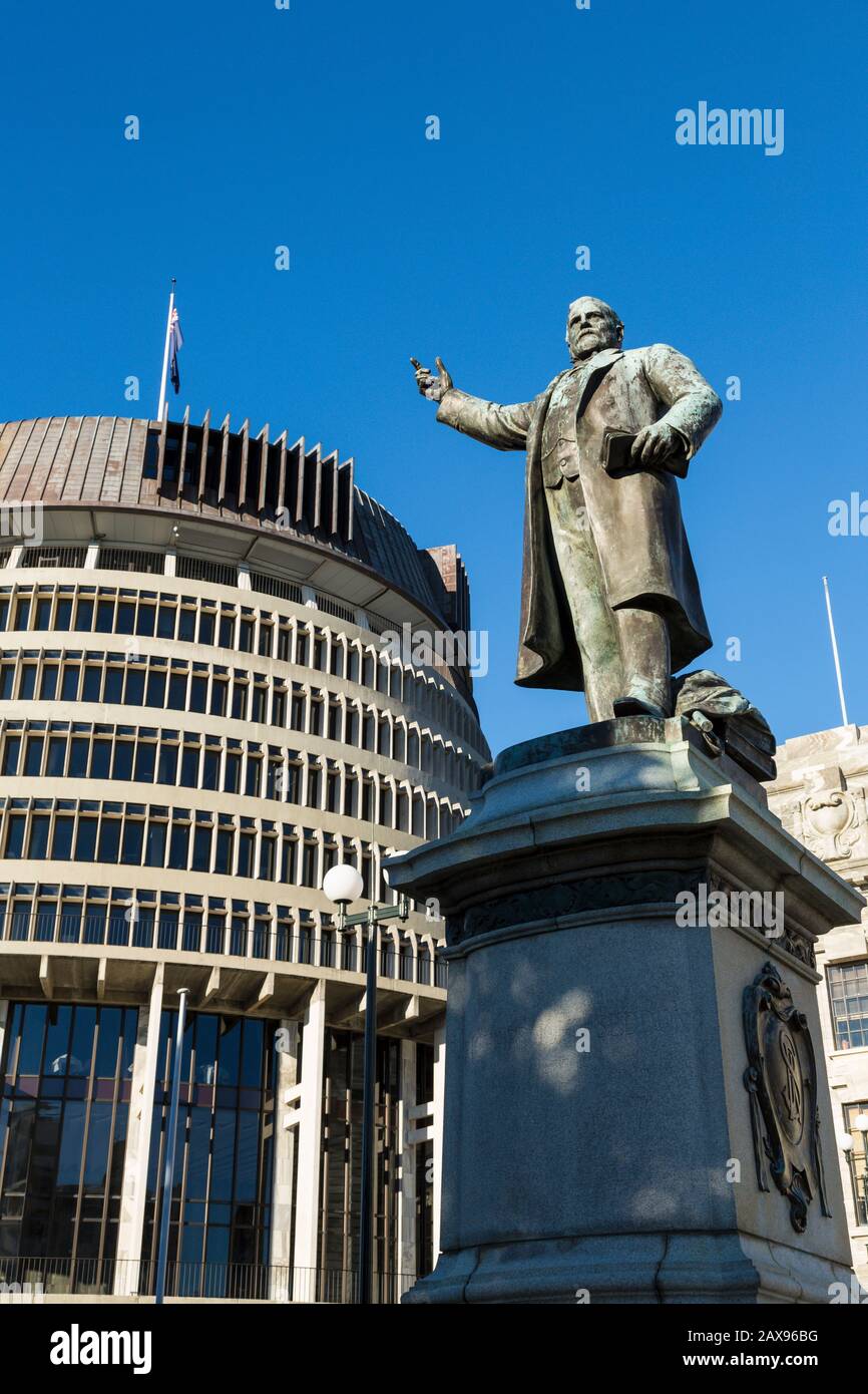 Edificio del Parlamento de Beehive, Wellington, Nueva Zelanda, estatua de Richard John Seddon Foto de stock