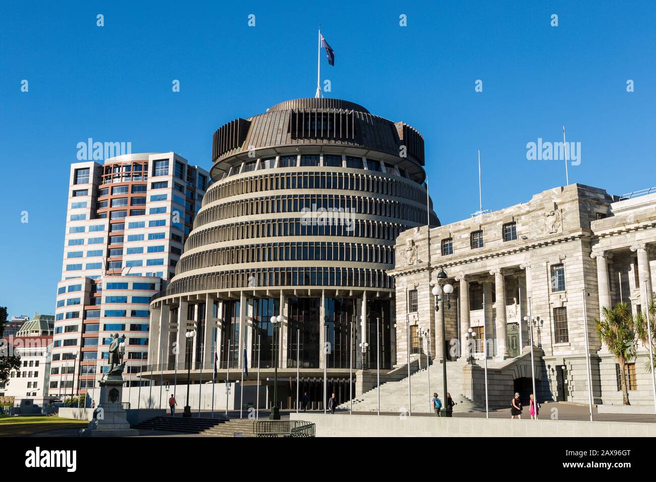 Edificio del Parlamento de Beehive, Wellington, Nueva Zelanda, día soleado Foto de stock
