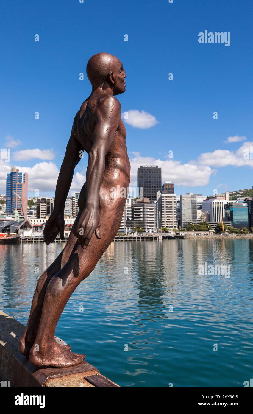 Solaz de la estatua del viento, horizonte de Wellington, Nueva Zelanda Foto de stock