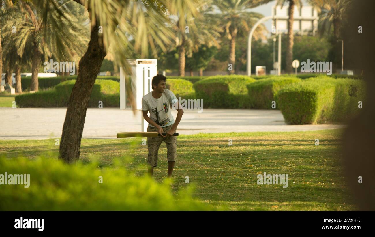 Niño indio jugando al cricket en Dubai, Emiratos Árabes Unidos. Foto de stock