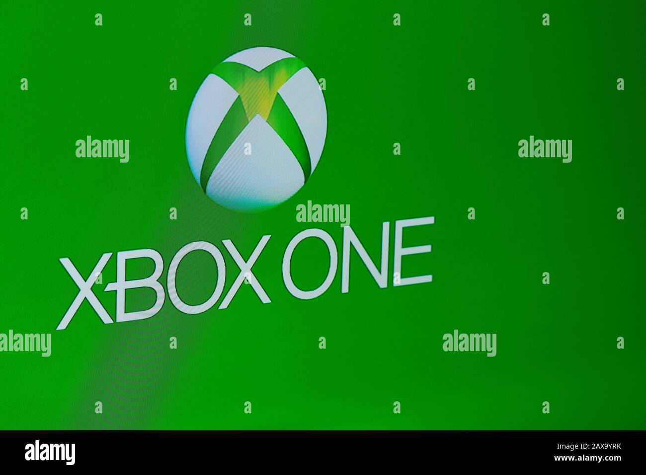 Nueva York , EE.UU. - 11 de febrero de 2020: Logotipo de Xbox One x en pantalla de tv de primer plano Foto de stock