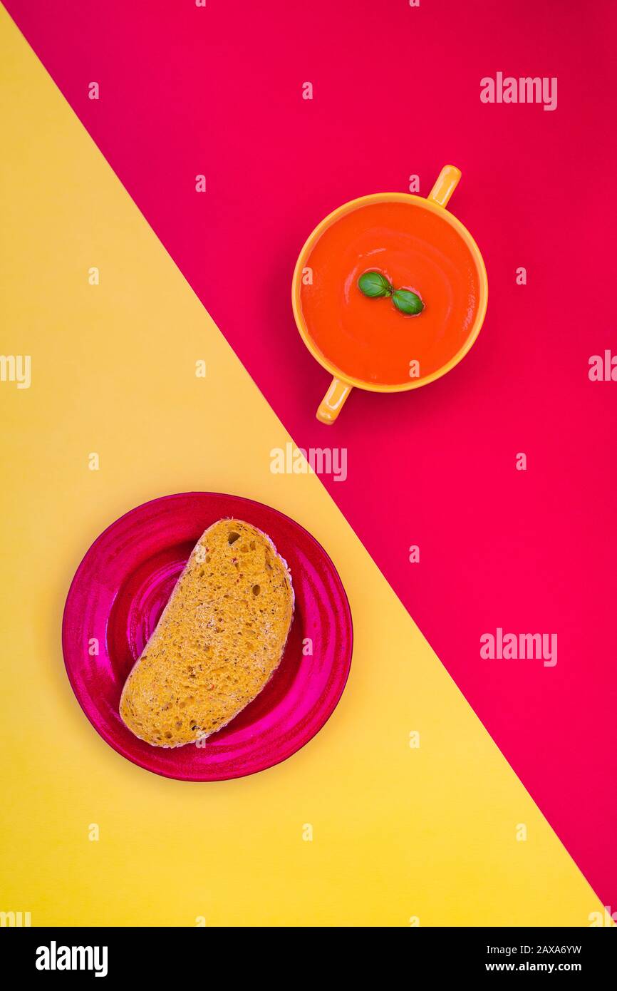 Sopa De Tomate Y Pan De Masa De Calabaza Foto de stock