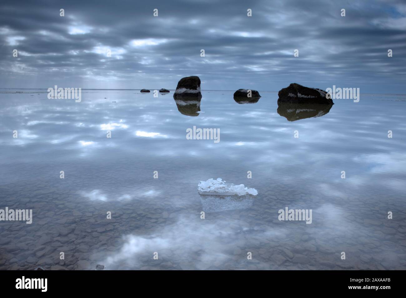 Mars Rocks y Reflections, Holsos, Islandia Foto de stock
