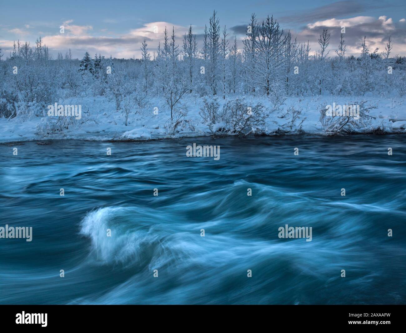 Río Ellidaar en invierno, Reykjavik, Islandia Foto de stock