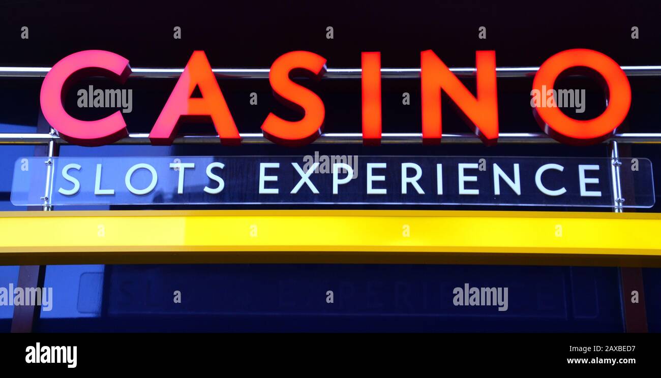 Un cartel que dice "Casino Slots Experience" en una sala de juegos de diversiones en Manchester, reino unido Foto de stock
