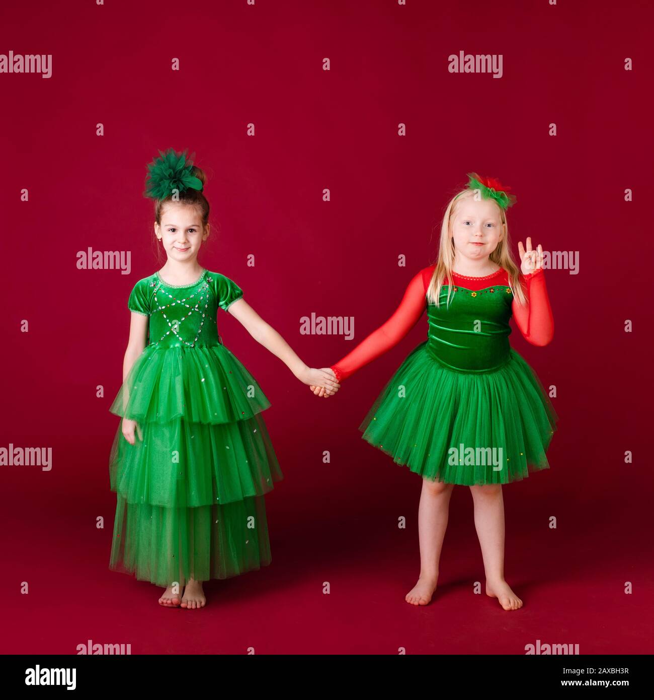 Hermosa niña princesas bailando en un lujoso vestido verde aislado sobre  fondo rojo. Fiesta de Carnaval con trajes Fotografía de stock - Alamy