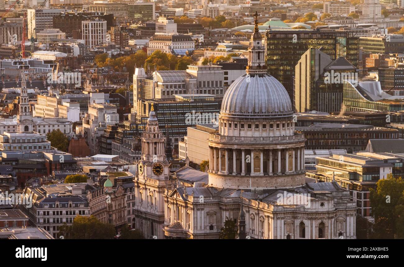 Vista alta de la Catedral de San Pablo en Londres con cálida luz de la tarde Foto de stock