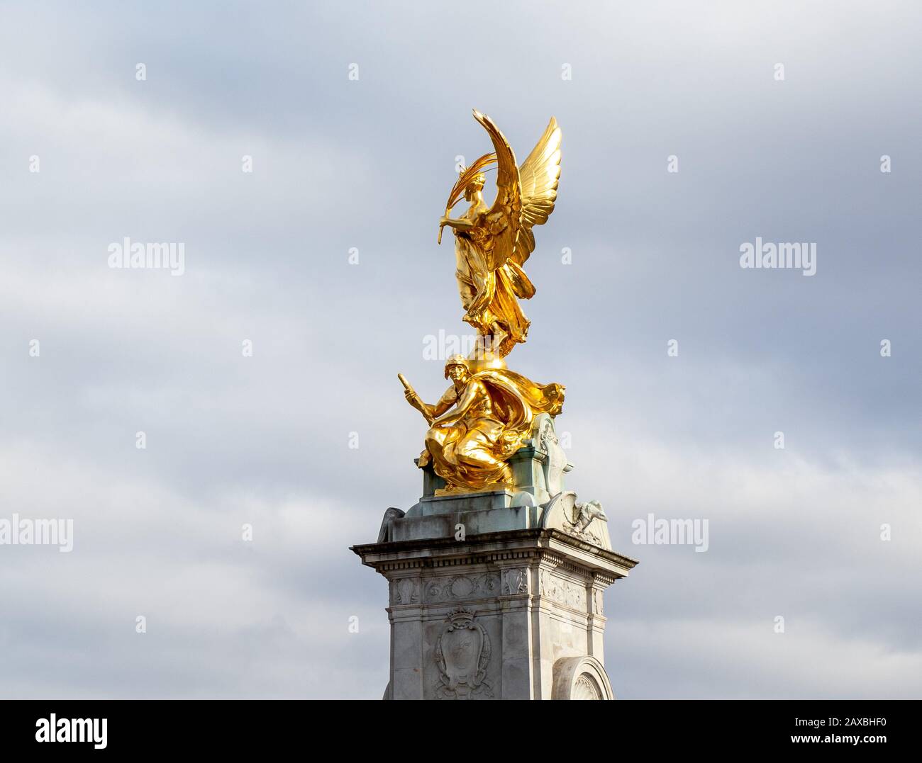 Estatua de Nike Goddess of Victory en el Monumento a Victoria en las afueras del Palacio de Buckingham, Londres Foto de stock