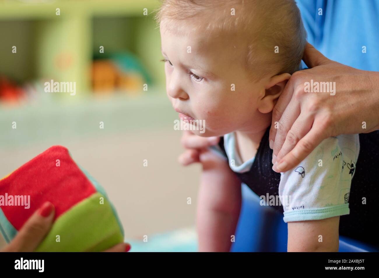 Retrato De Un Bebé Con Parálisis Cerebral En Fisioterapia En Un Centro De Terapia Infantil Niño 6446