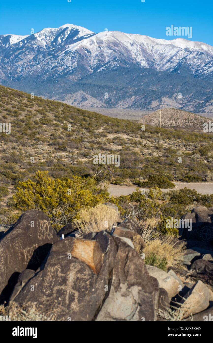 Un lagarto de 600 años tallado en basalto por los pueblos Jornada Mogollon de Nuevo México. Foto de stock