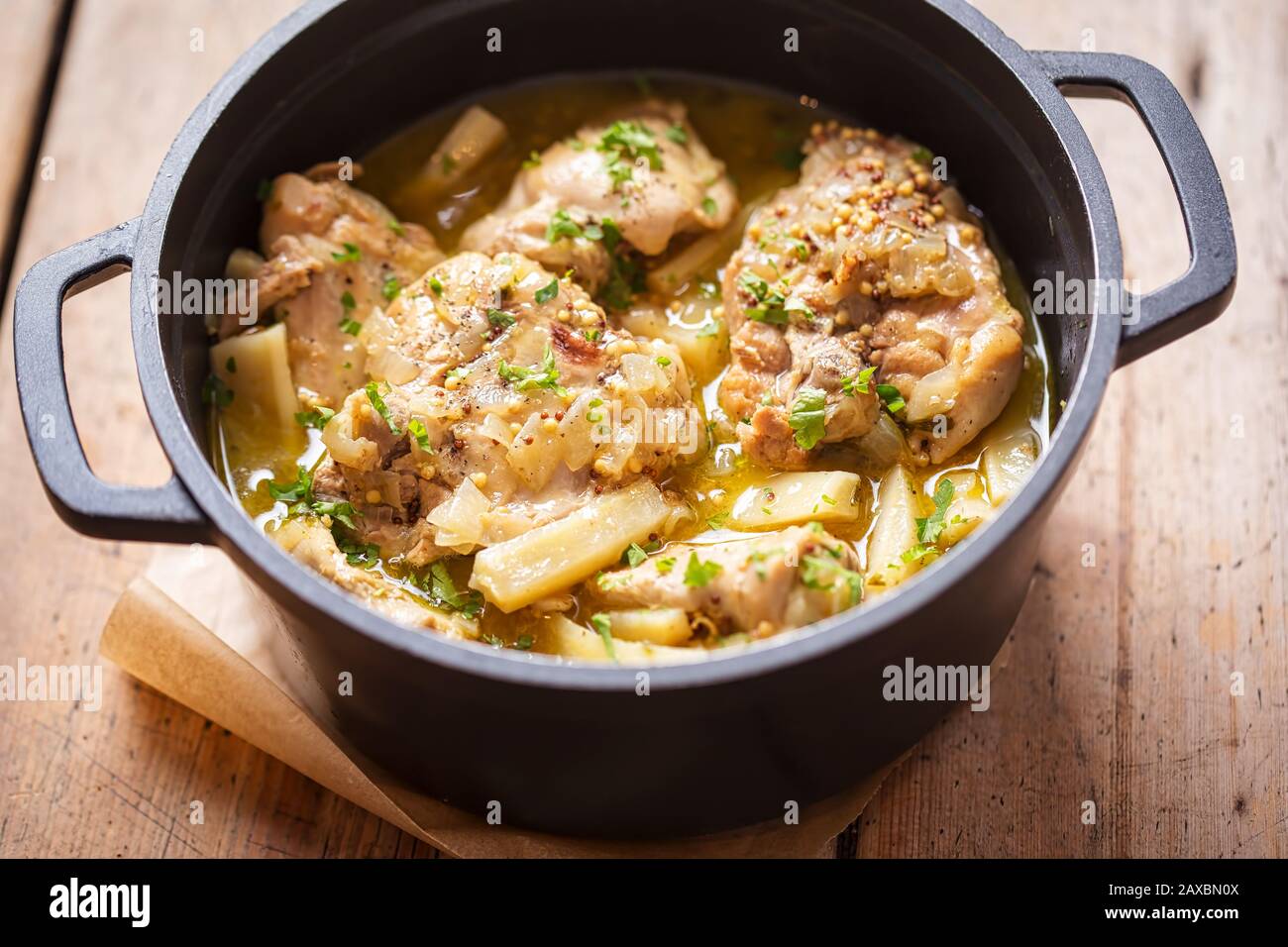 Olla de pollo con mostaza de miel con chirivía Fotografía de stock - Alamy