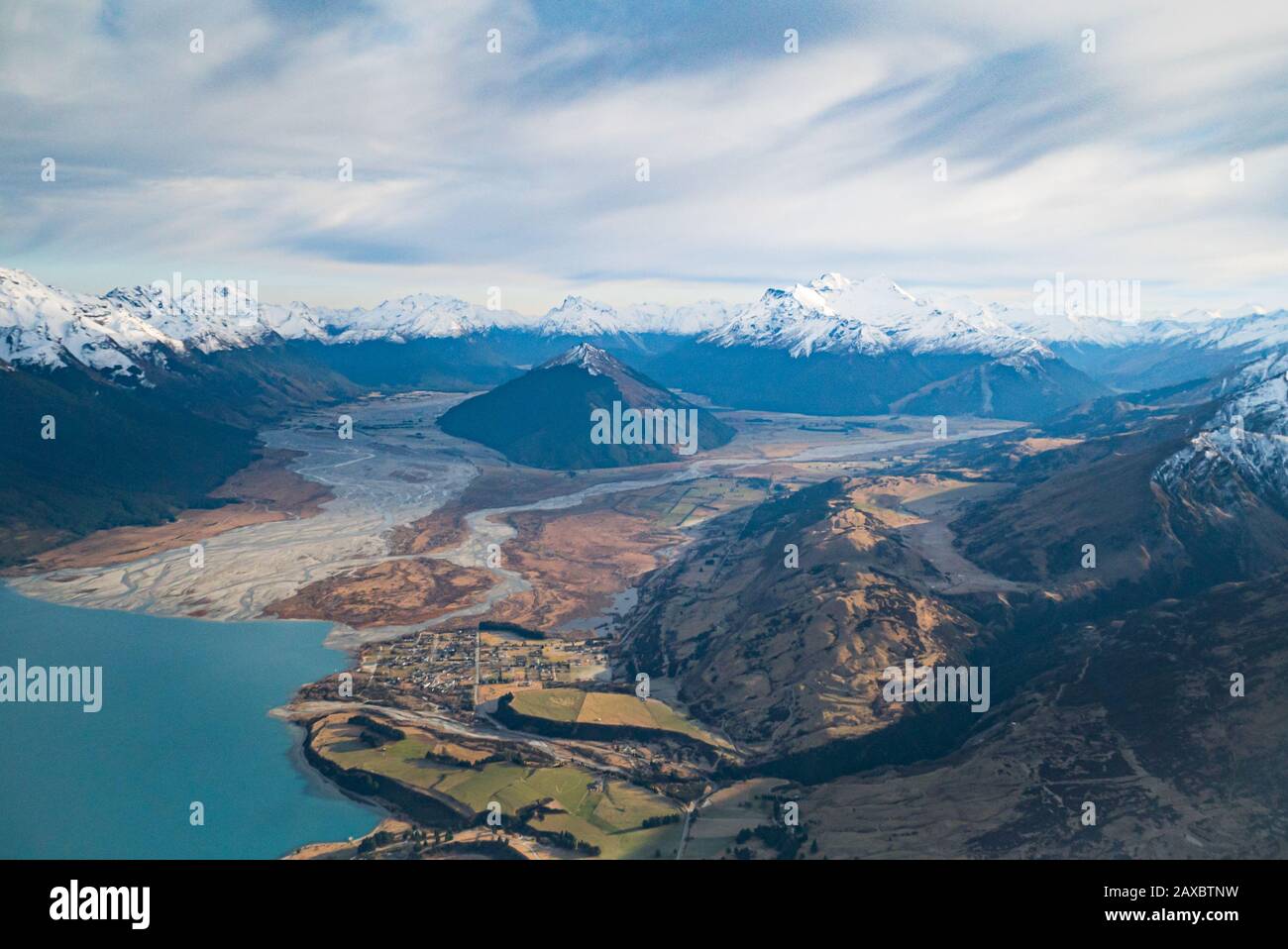 Vista aérea del Monte Alfred sentado solo flanqueado por los ríos Dart y Rees en Glenorchy, Nueva Zelanda Foto de stock