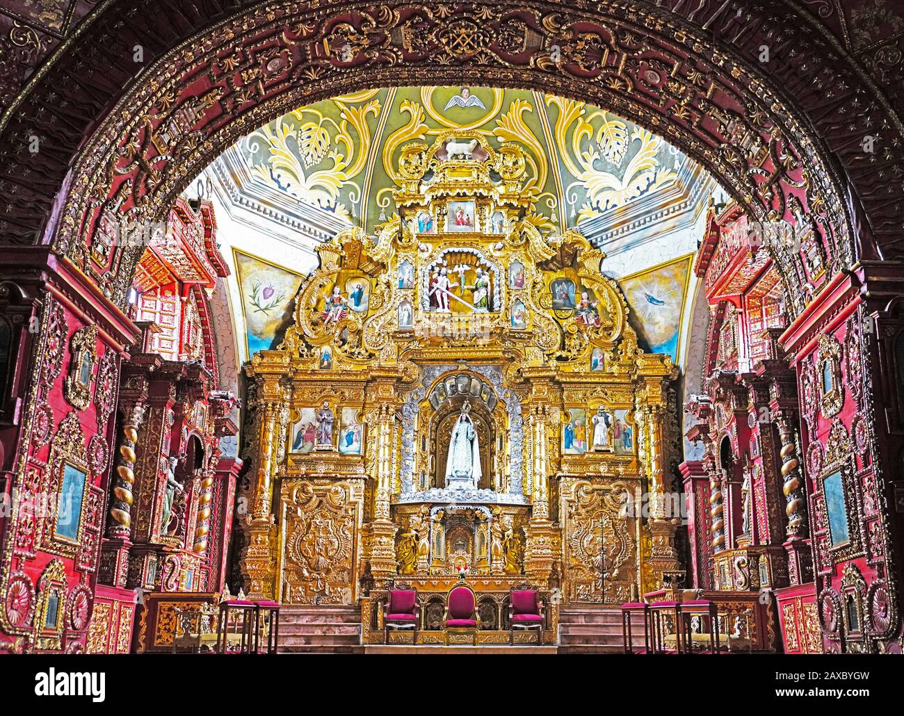 Capilla de estilo barroco italiano la Campillia del Rosario en la Catedral de Santo Domingo en el casco antiguo de Quito, Ecuador. Foto de stock