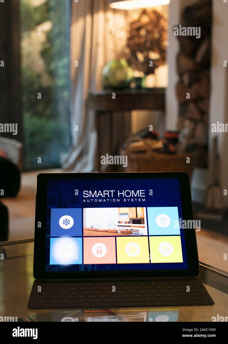 Sistema inteligente de automatización doméstica en una tableta digital Foto de stock