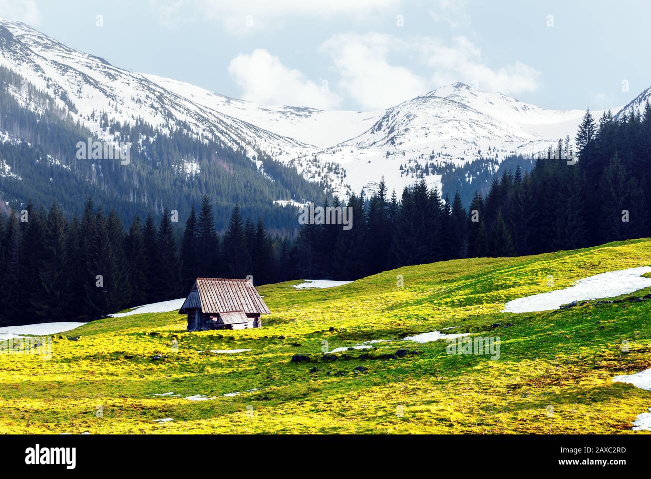 Antigua cabaña de madera en las montañas del Alto Tatras en la pradera de Kalatowki, Zakopane, Polonia. Fotografía de paisajes Foto de stock