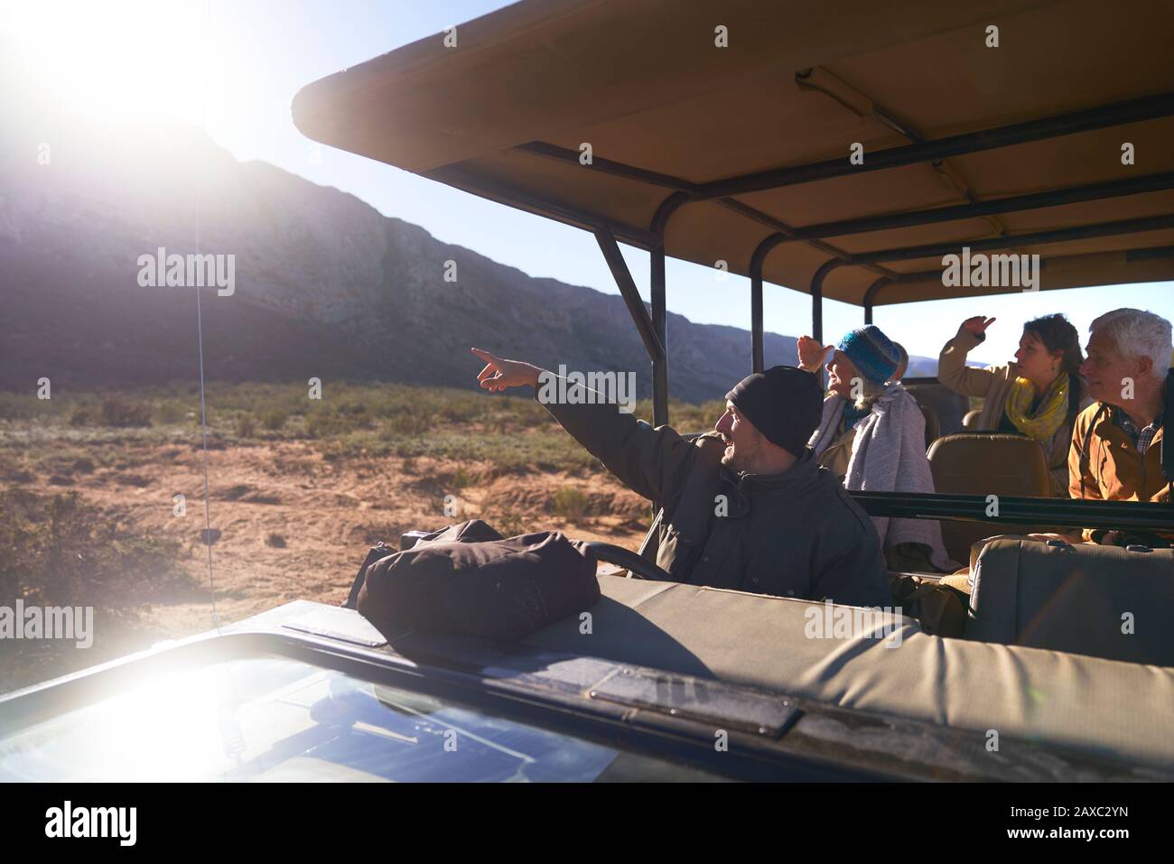 Safari guía turístico y grupo en soleado vehículo todoterreno Foto de stock