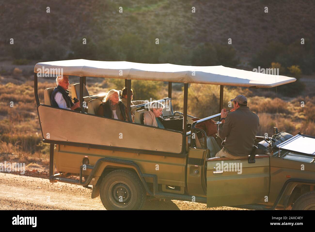 Safari guía turístico y grupo en vehículo todoterreno Foto de stock