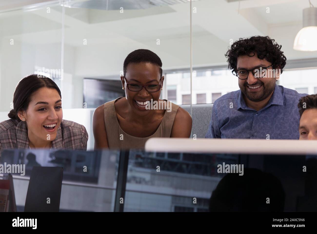 Feliz reunión de gente de negocios en la computadora en la oficina Foto de stock