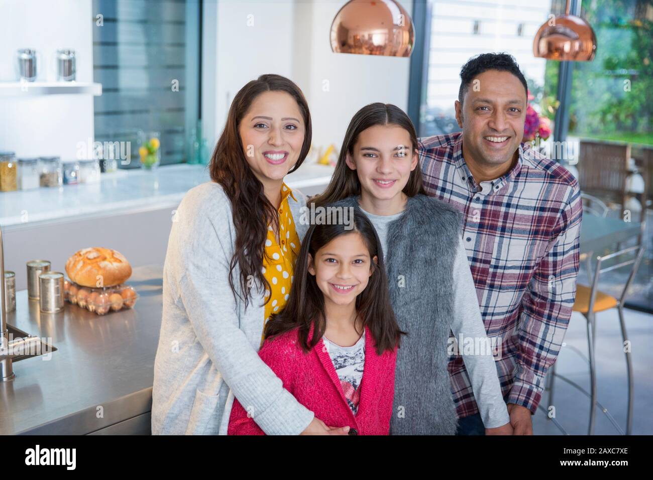 Retrato familia feliz en la cocina Foto de stock