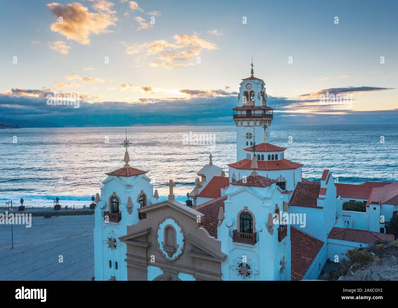 Vista aérea de la Basílica de Candelaria cerca de la capital de la isla