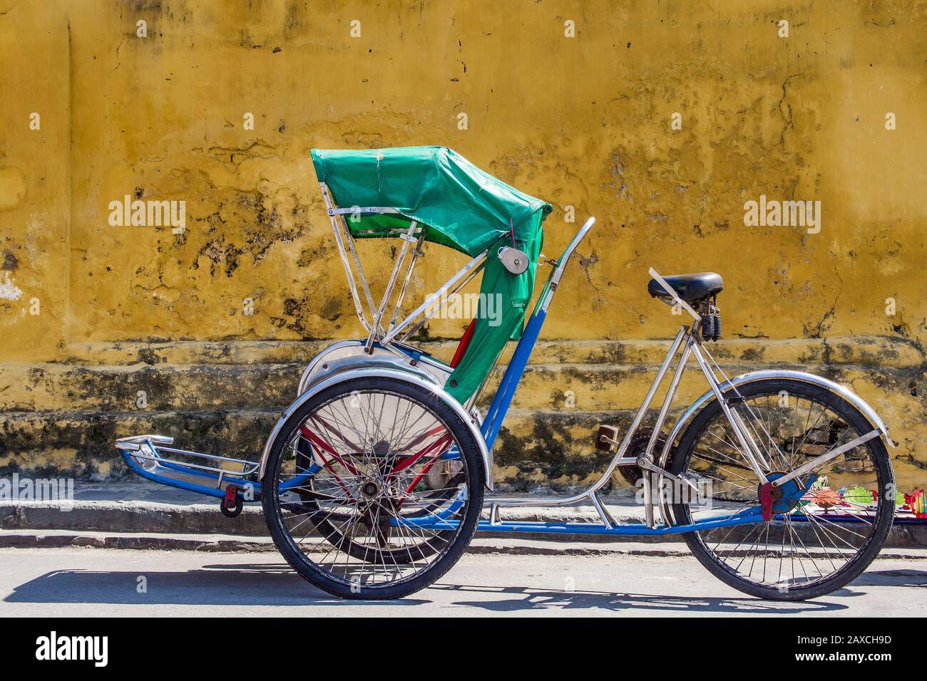 Triciclo En Hoi An Ciudad Antigua, Vietnam Central. Foto de stock