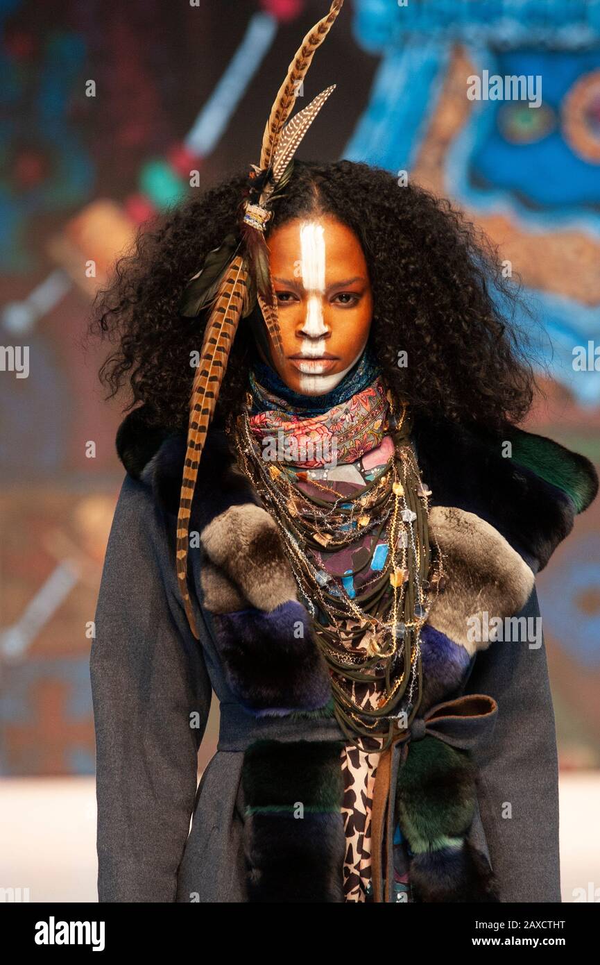 Modelo sobre las tendencias Catwalk en Pure London AW20/21. 11 de febrero de 2020. Hoy marcó el tercero de tres días de éxito en el espectáculo celebrado en Kensington Olympia en Londres, Reino Unido. Pure London ofrece servicios para el comercio de la moda y cuenta con pasarelas regulares que muestran las próximas tendencias para la próxima temporada, seminarios de expertos del sector y las últimas líneas de marcas de moda y accesorios de todo el mundo. Crédito: Antony Nettle/Alamy Live News Foto de stock