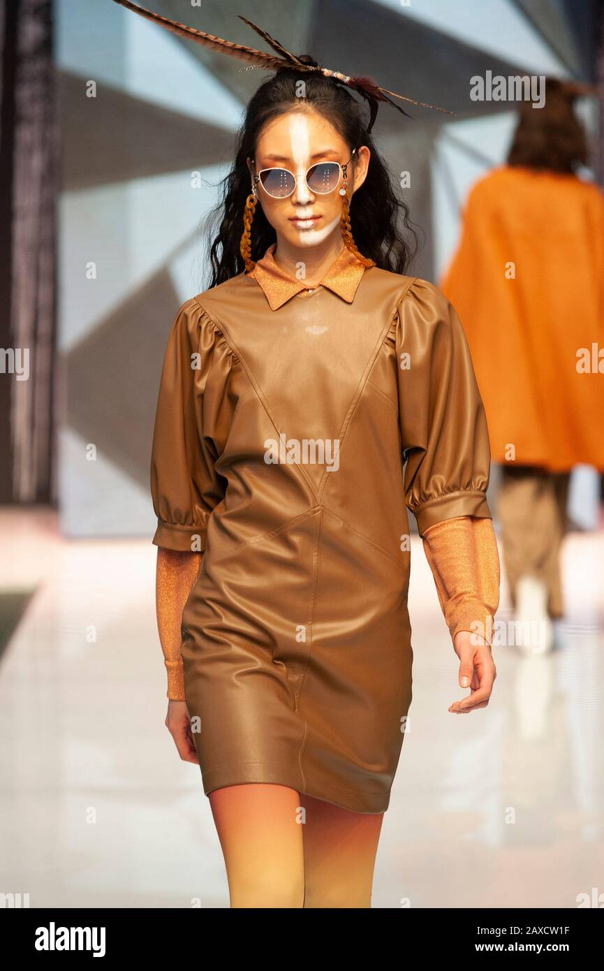 Modelo sobre las tendencias Catwalk en Pure London AW20/21. 11 de febrero de 2020. Hoy marcó el tercero de tres días de éxito en el espectáculo celebrado en Kensington Olympia en Londres, Reino Unido. Pure London ofrece servicios para el comercio de la moda y cuenta con pasarelas regulares que muestran las próximas tendencias para la próxima temporada, seminarios de expertos del sector y las últimas líneas de marcas de moda y accesorios de todo el mundo. Crédito: Antony Nettle/Alamy Live News Foto de stock