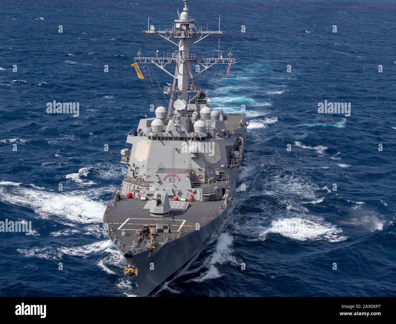 El destructor de misiles guiados de la clase Burke de la Marina de los Estados Unidos, USS Gridley, lleva a cabo ejercicios de maniobra durante las operaciones del 4 de enero de 2020 en el Océano Atlántico. Foto de stock