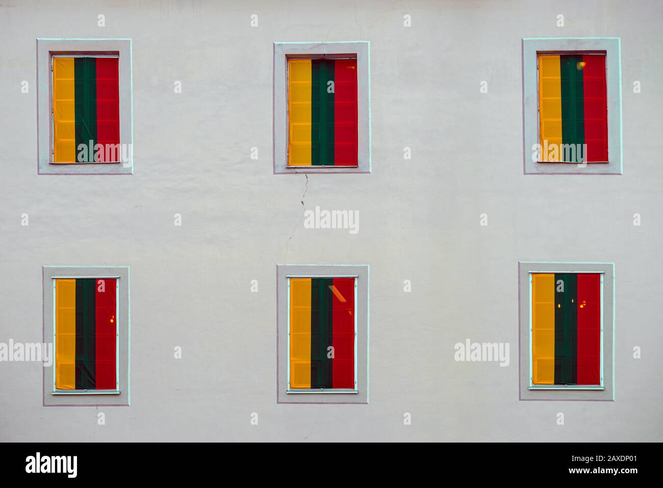 Decoración del edificio con motivo del día de la Independencia de Lituania, 16 de febrero, celebración. Las ventanas cubiertas con banderas lituanas - tri Foto de stock