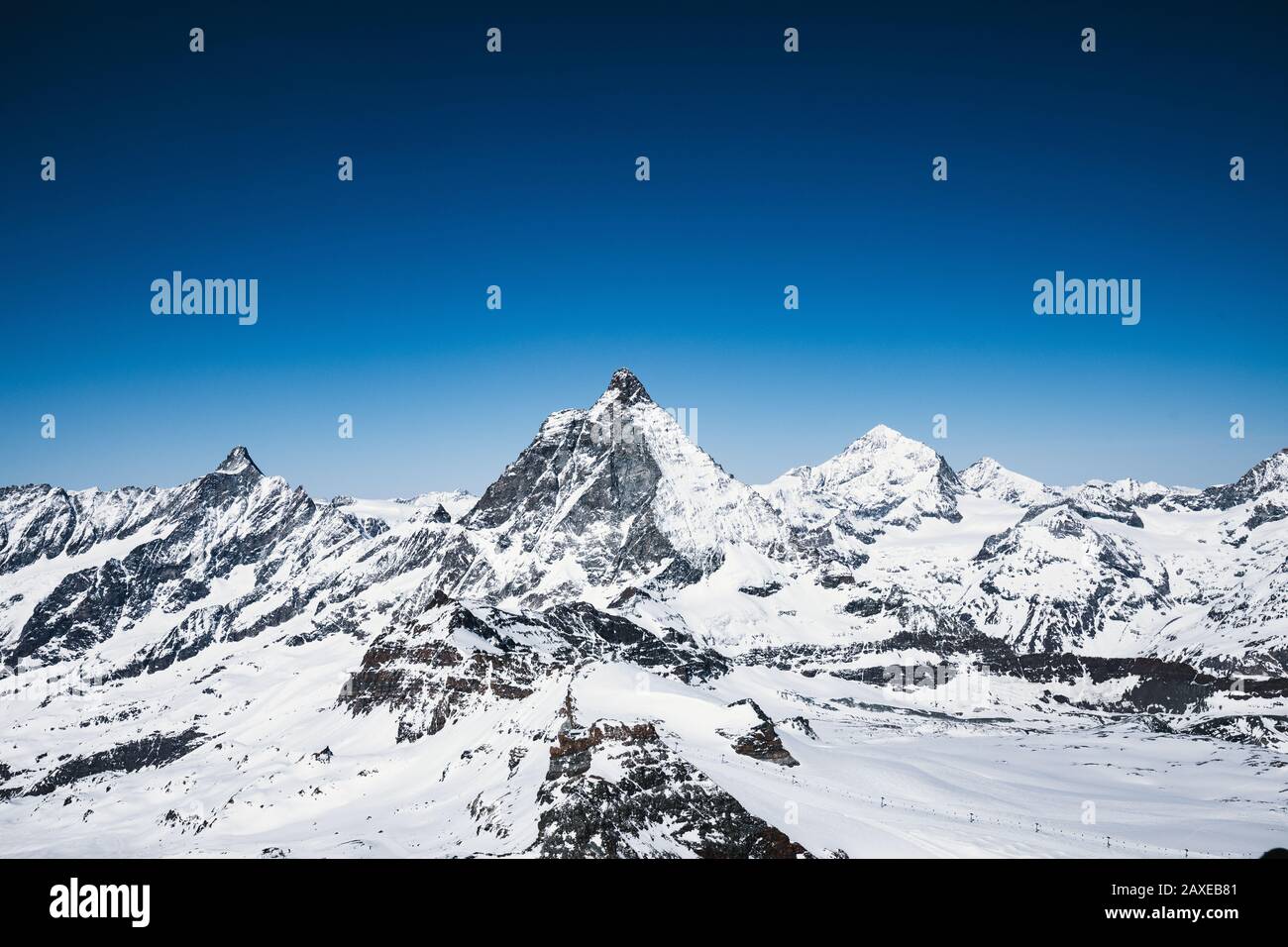 Vista del pico Matterhorn desde el punto glaciar Zermatt, Suiza Foto de stock