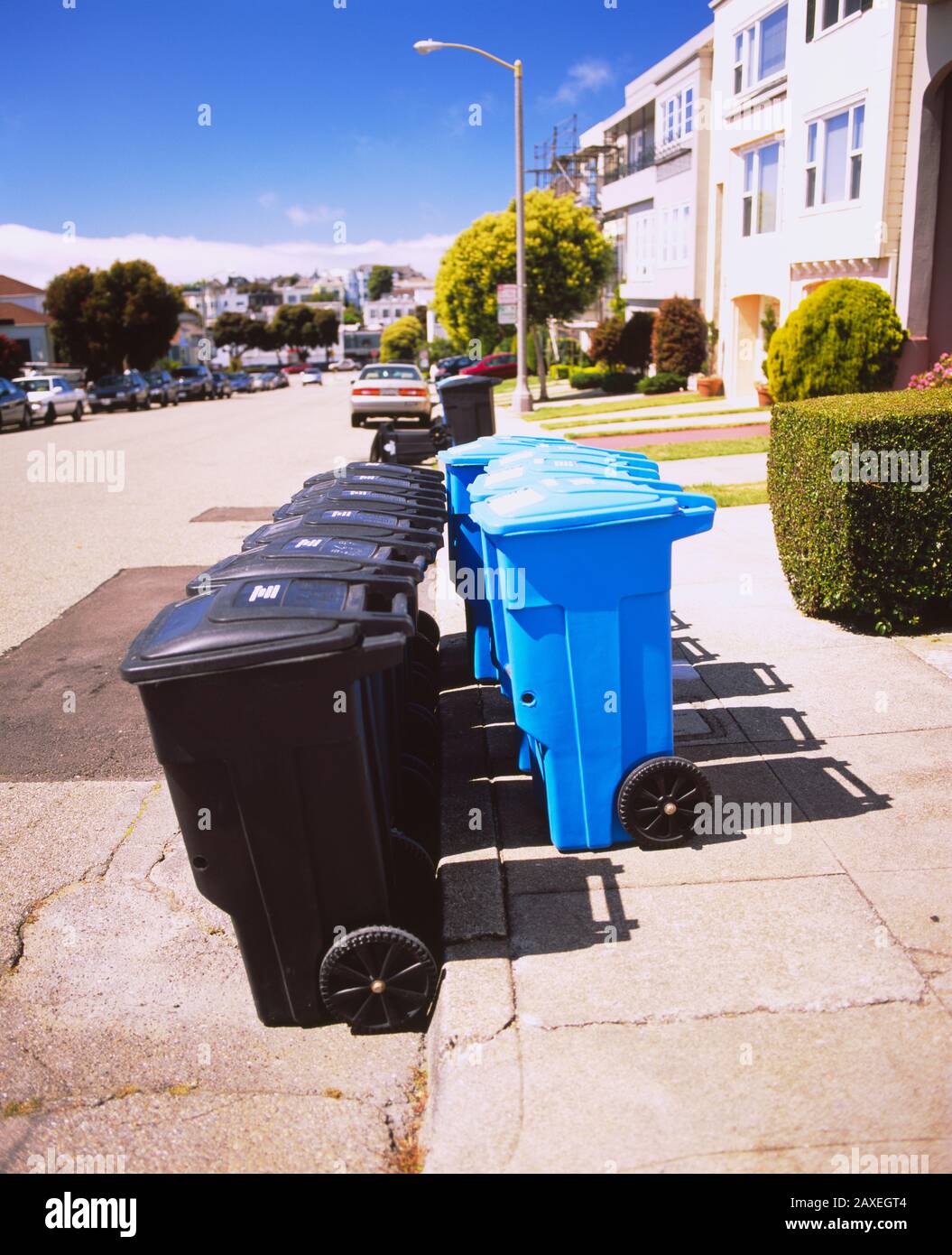 Contenedores de basura de ruedas en la acera, San Francisco, California, Estados Unidos Foto de stock