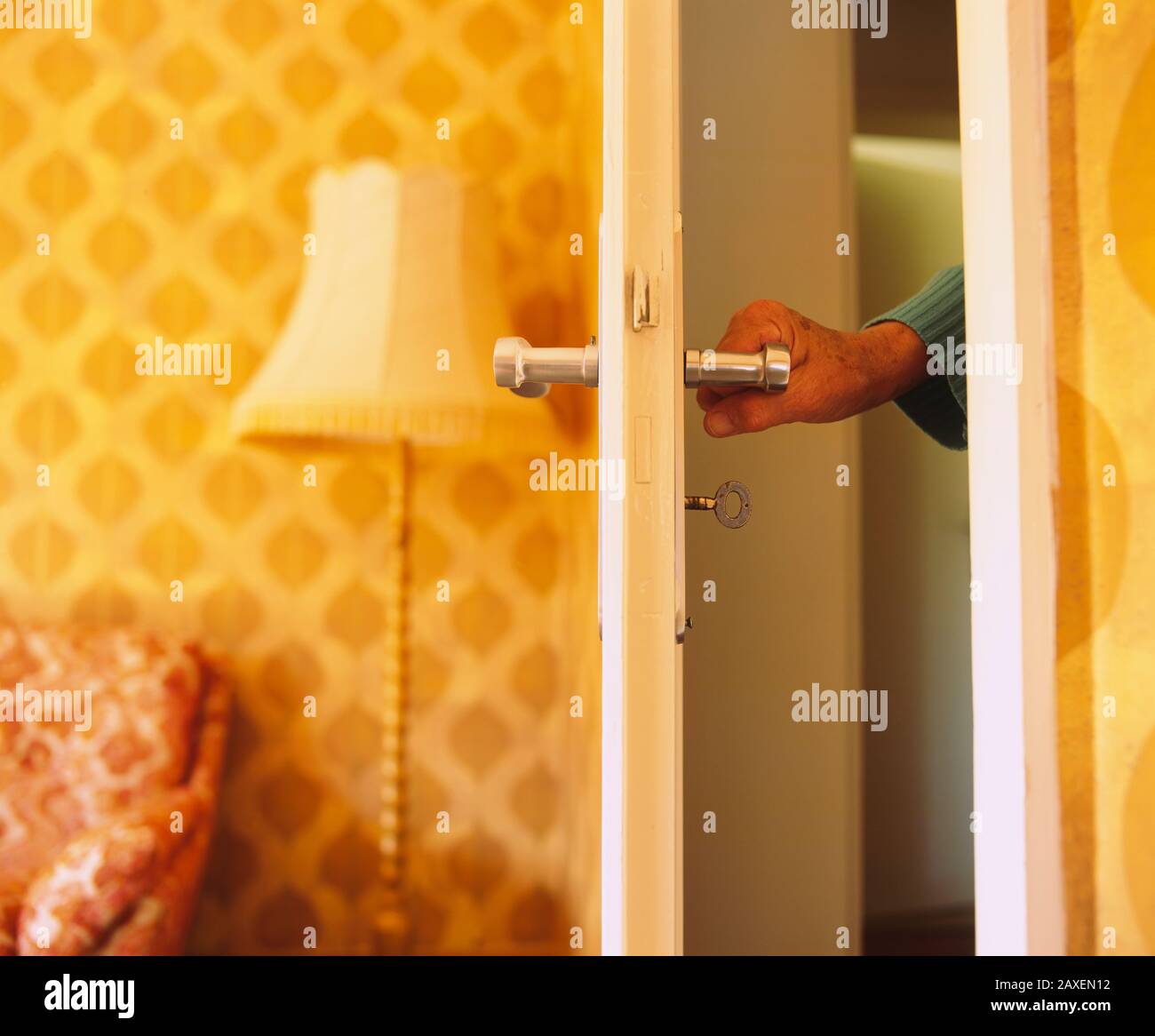 Primer plano de la mano de una mujer abriendo una puerta, Alemania Foto de stock
