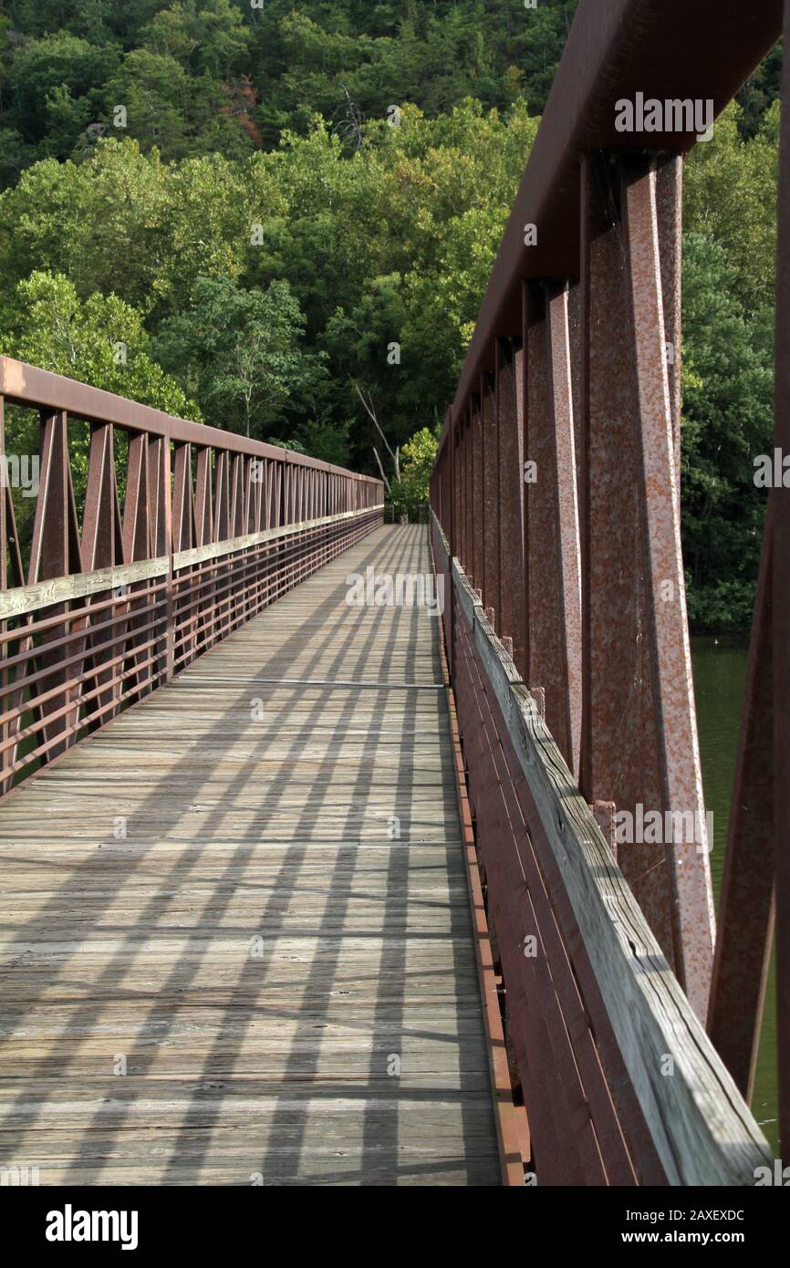 El puente James River Foot Bridge, parte del sendero Appalachian Trail, cruzando el río James en Virginia, Estados Unidos Foto de stock
