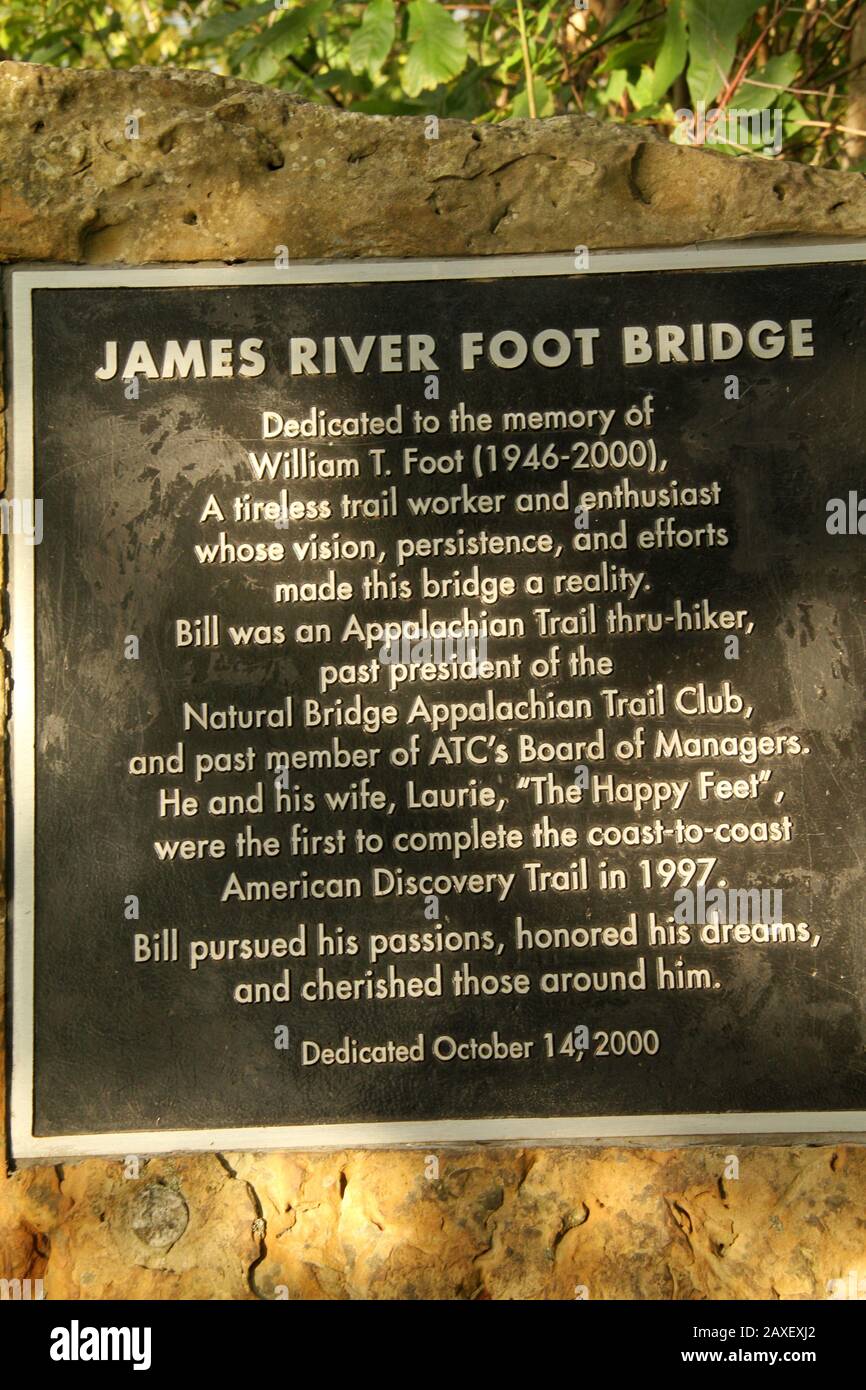 Inscripción en el monumento conmemorativo en el puente James River Foot Bridge, parte de la ruta Appalachian Trail en Virginia, EE.UU Foto de stock
