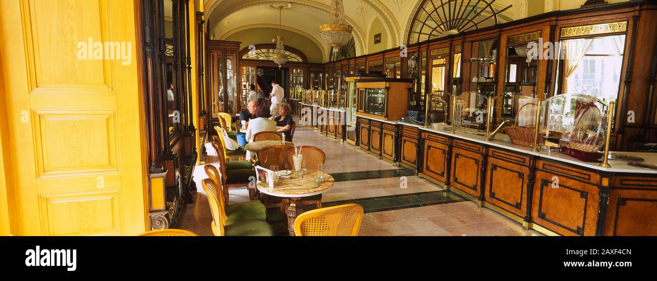 Interiores de una cafetería, Café Gerbeaud, Budapest, Hungría Foto de stock