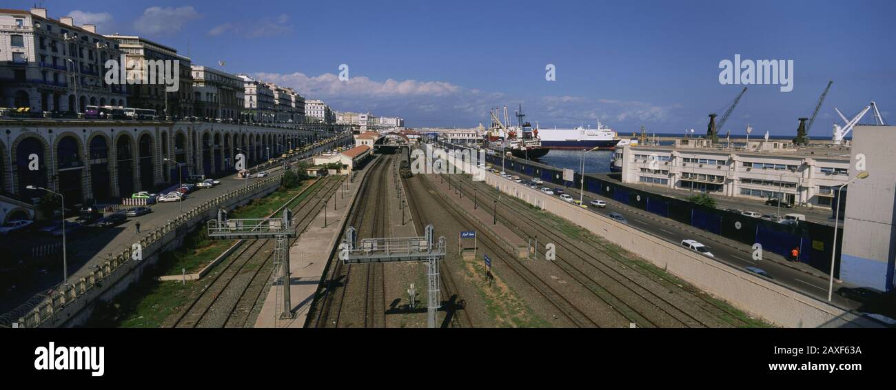 Vista de alto ángulo de las vías del ferrocarril, Argel, Argelia Foto de stock